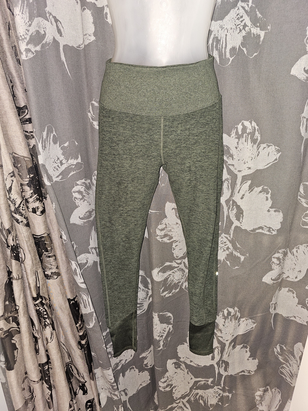 Alo yoga alosoft leggings.                                       3 Pairs - Picture 2 of 13